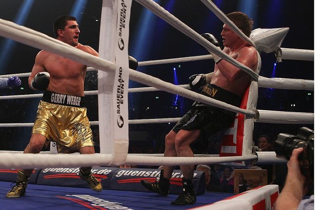 Хук добряче відгамселив росіянина, але перемогу в нього вкрали судді - фото 194488