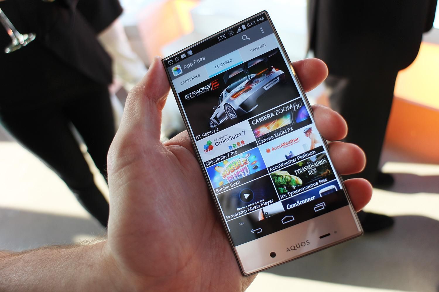 Sharp обіцяє представити дійсно безрамковий смартфон