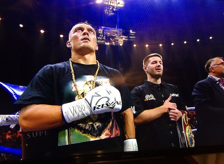 Патріотичне виконання гімну України перед боєм Усик – Хук: вражаюче відео