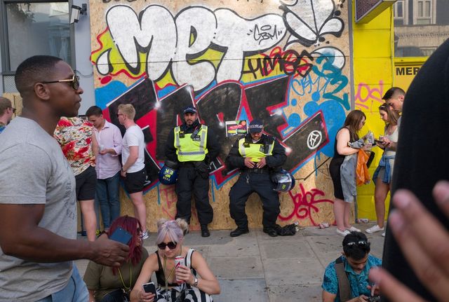 Гучний карнавал у Лондоні: яскраві вуличні фото - фото 193603