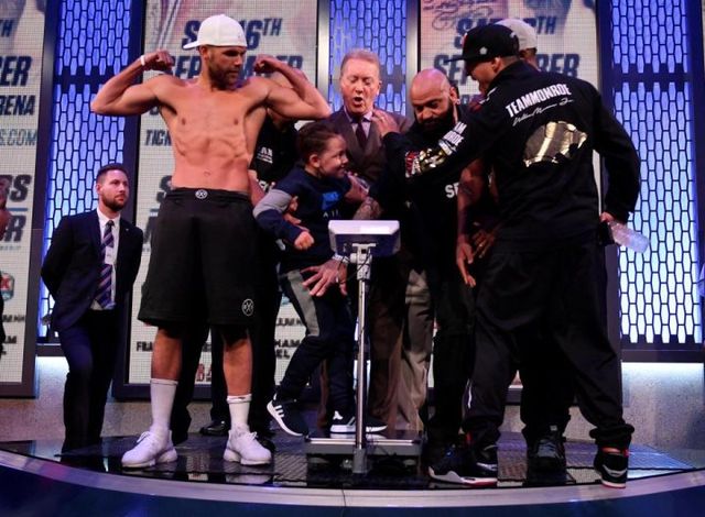 Син відомого боксера вдарив суперника нижче пояса на церемонії зважування: відеофакт - фото 196233