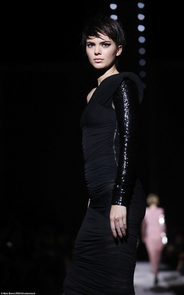 Кендал Дженнер та Джіджі Хадід підкорили вбранням на модному показі - фото 194366