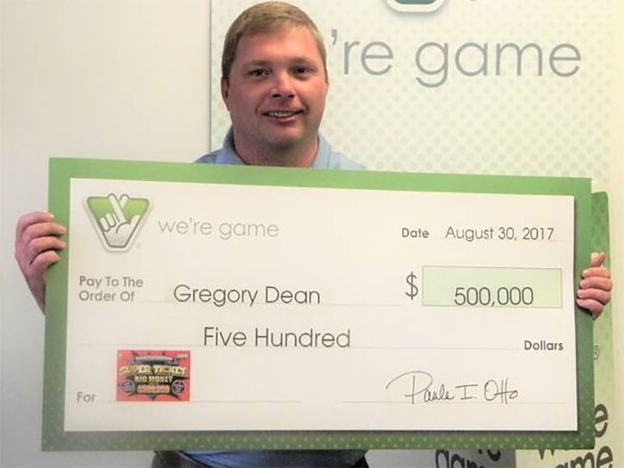 Чоловік виграв у лотерею 100 доларів, купив ще один квиток й отримав півмільйона!