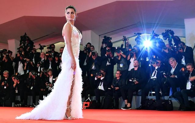 Пенелопа Круз вразила Венеційський кінофестиваль сукнею з пір'ям - фото 194288
