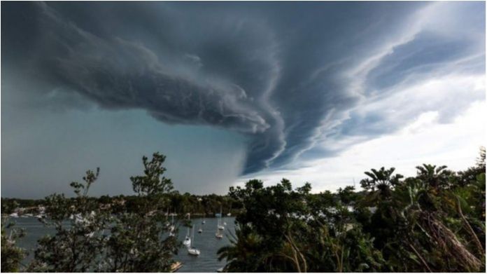 Швидкість вітру вже перевищила 295 кілометрів на годину - фото 1