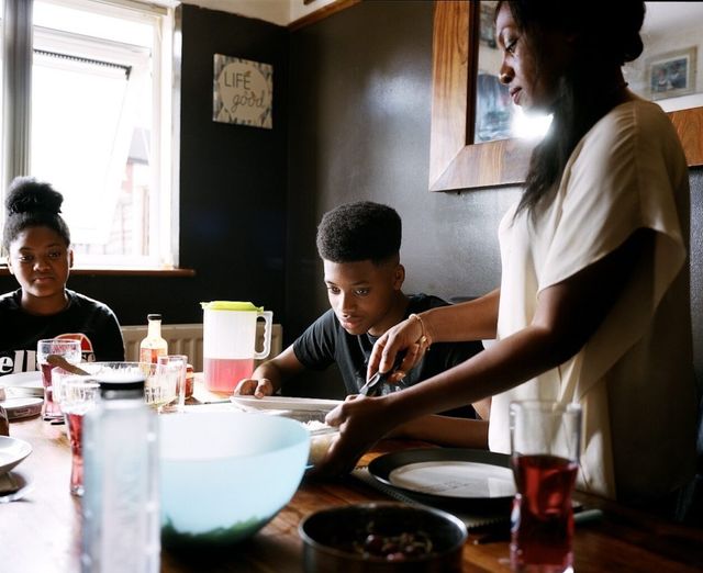 Як британські сім'ї проводять трапезу: незвичайні фото - фото 197167