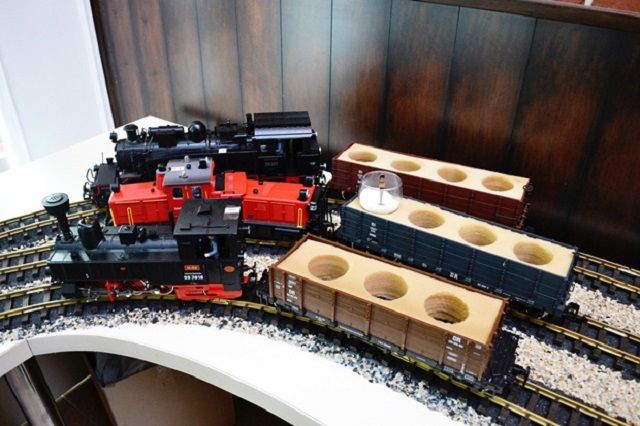 У харківському кафе замість офіціантів замовлення привозять на поїздах: відеофакт