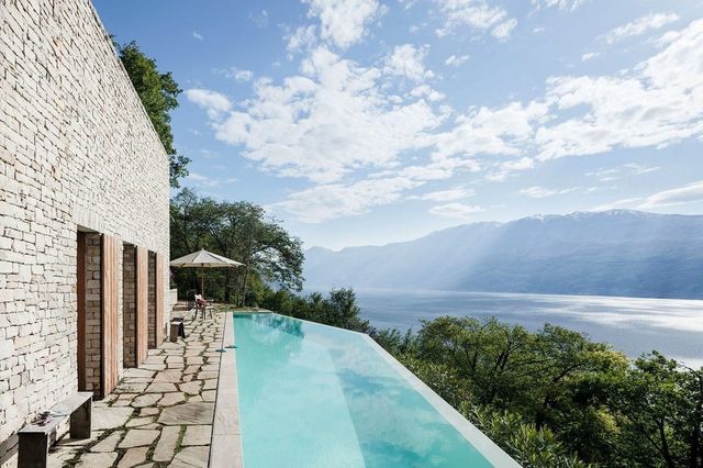 Як виглядає миле помешкання на схилі в Італії: затишні фото - фото 192927