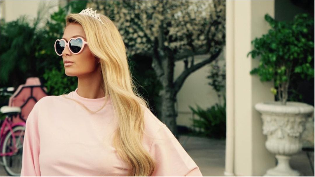 Періс Хілтон похизувалася розкішною фігурою біля басейну