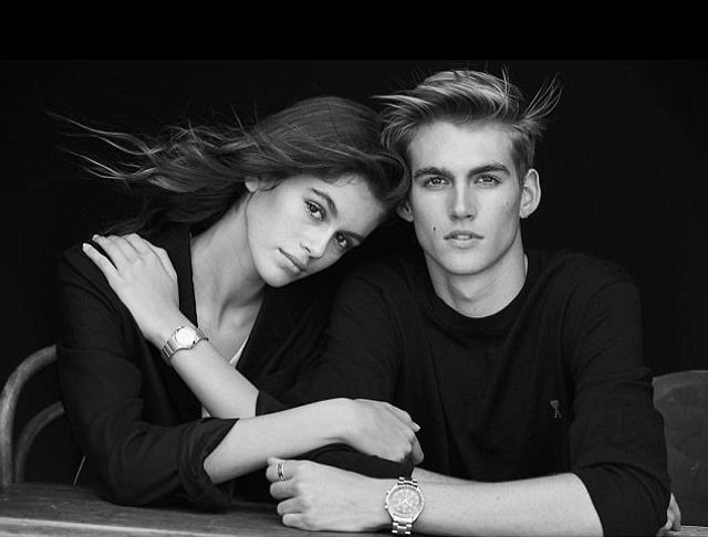 Ідеальна сім'я: Сінді Кроуфорд знялася у розкішній фотосесії з чоловіком і дітьми - фото 199629