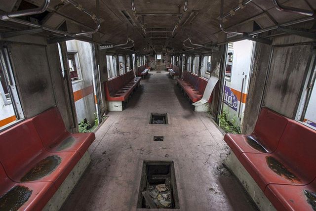 Як виглядає кладовище електричок в Індонезії - фото 203903