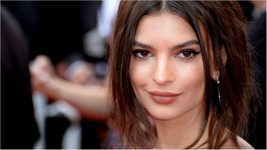 Емілі Ратажковскі підкорила фанів новим спекотним фото топлес