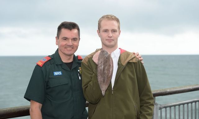 Британець хотів поцілувати рибу, а вона стрибнула йому до рота - фото 202382