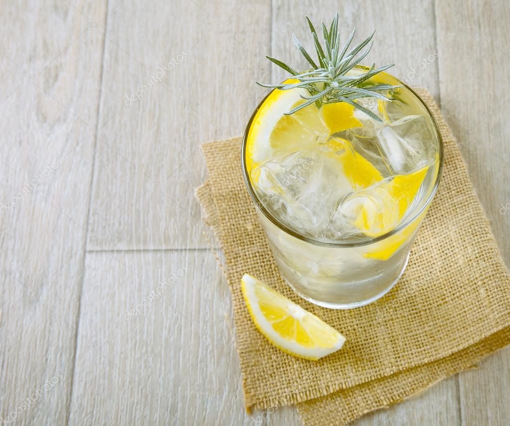 Ось чому не можна поєднувати лимон і лід