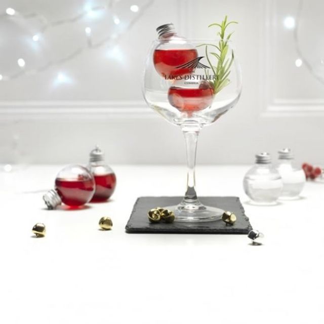 У Британії створили алкогольні ялинкові іграшки - фото 205162