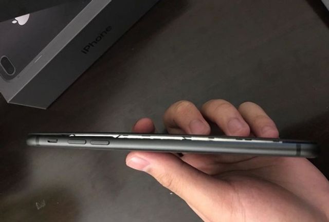 ЗМІ повідомили про нові випадки здуття iPhone 8: фотофакт - фото 200282