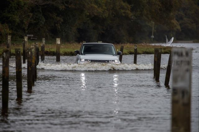 Новий Range Rover Sport випробували у морських хвилях - фото 201145