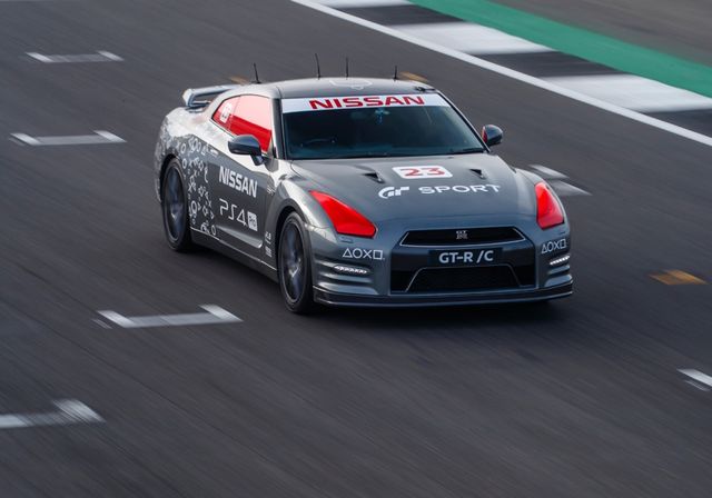 Nissan GT-R під'єднали до джойстика та розігнали до 200 кілометрів - фото 201827