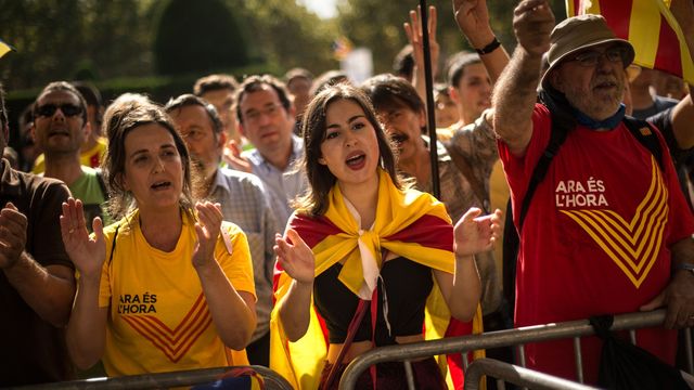 Референдум у Каталонії: біля виборчих дільниць величезні черги - фото 199389