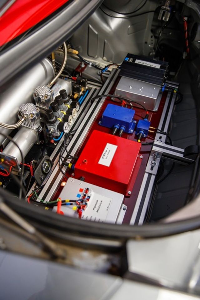 Nissan GT-R під'єднали до джойстика та розігнали до 200 кілометрів - фото 201829