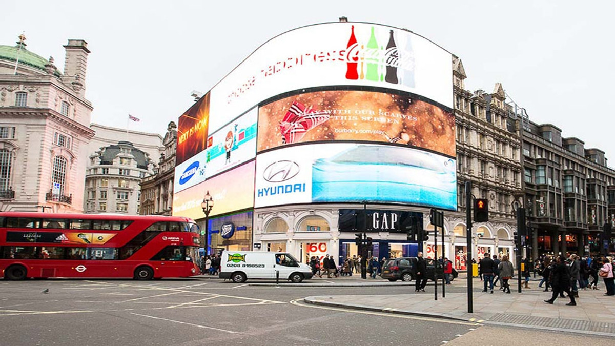 У Лондоні включили "розумний" рекламний щит - фото 1