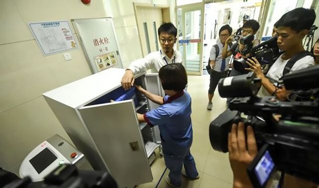 У Китаї почали працювати роботи-медсестри - фото 202874