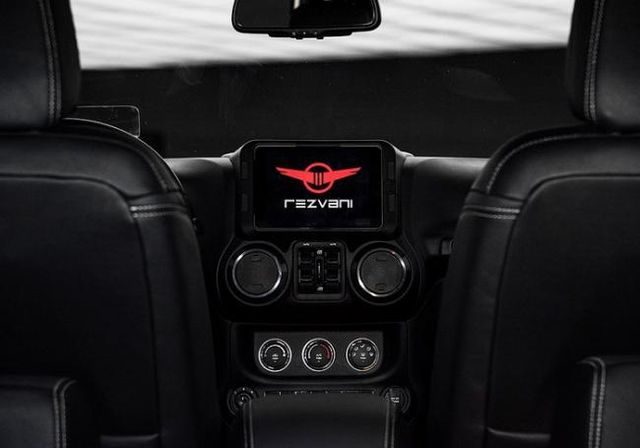 Американський виробник спорткарів представив новий позашляховик - фото 200429