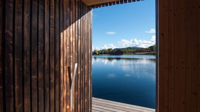 Як виглядає плавуча сауна на шведському озері - фото 205643