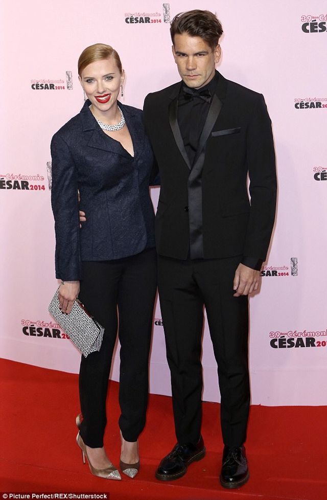 Скарлетт Йоханссон вперше з&#039;явилась на публіці з новим коханим - фото 199818