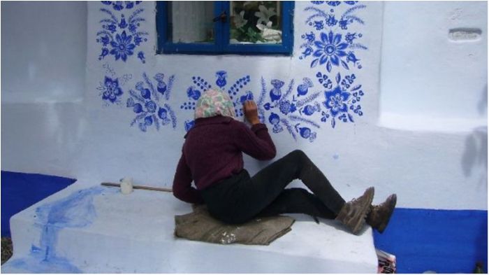 90-річна пенсіонерка перетворила селище на галерею