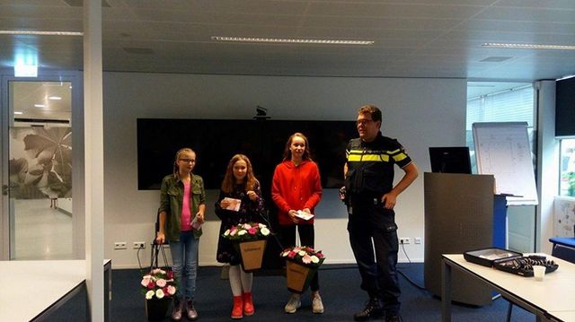 Маргарита з однолітками, які допомогали врятувати чоловіка - фото 200516