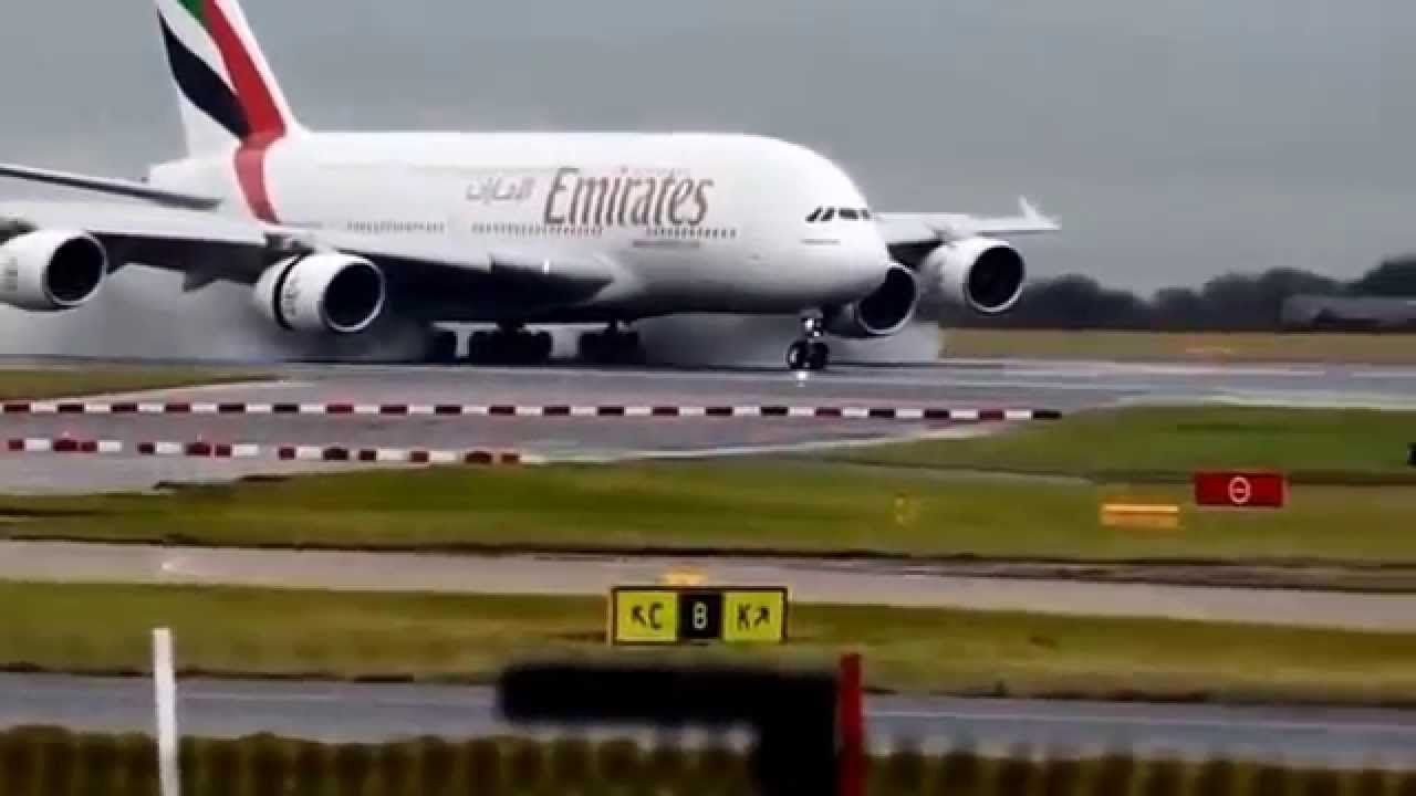 У Німеччині великий пасажирський авіалайнер занесло при посадці: відеофакт