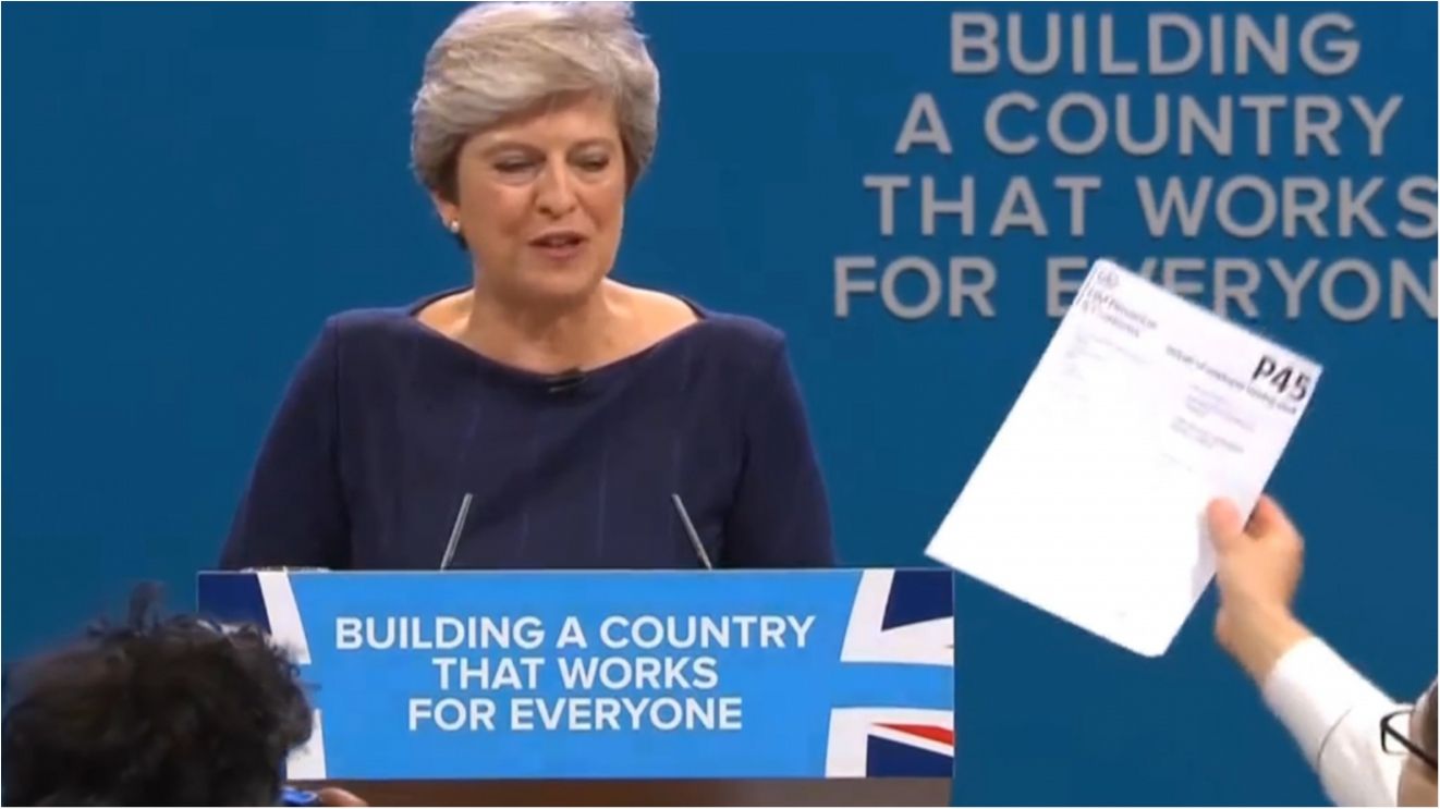 Прем'єру Британії вручили документ про відставку прямо на виступі