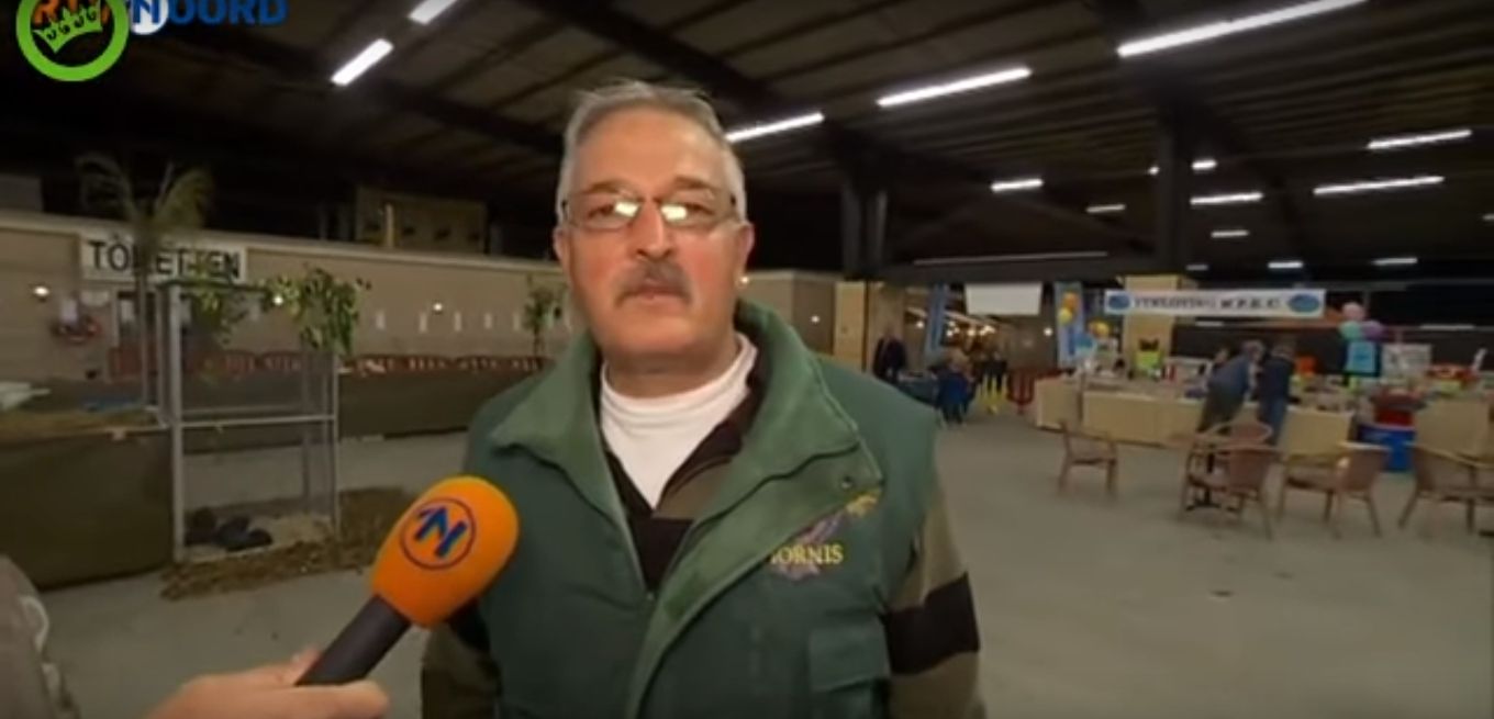 Ви не втримаєтесь! Нідерландський фермер сміється так, як його кури