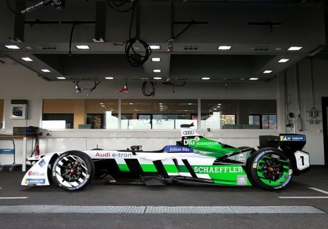 Audi презентувала перший заводський електрокар - фото 199445
