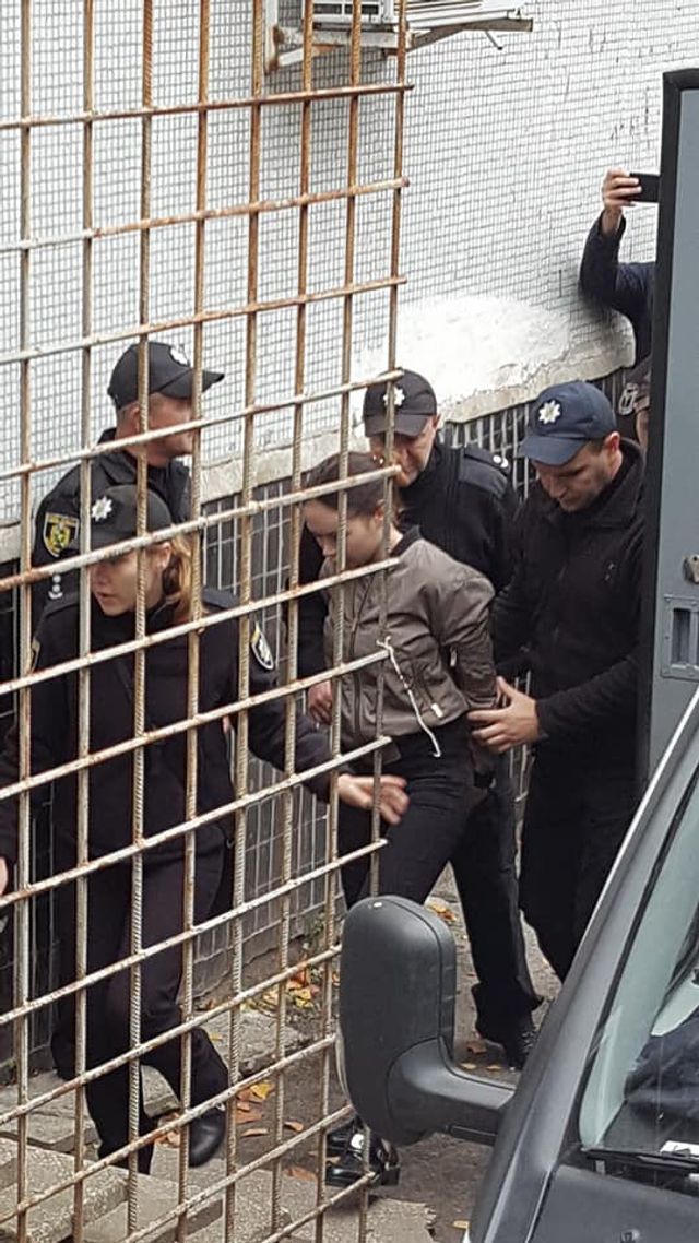 Винуватицю смертельного ДТП у Харкові Олену Зайцеву привезли до суду: перші фото - фото 203752