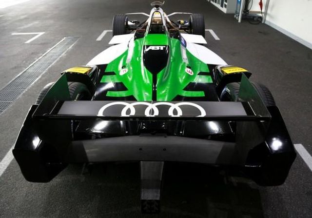 Audi презентувала перший заводський електрокар - фото 199444