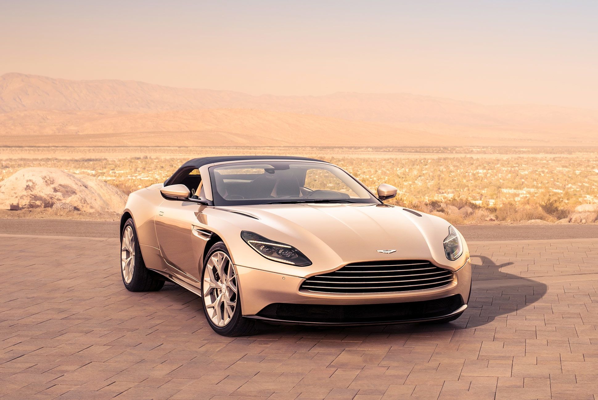 Aston Martin презентувала кабріолет DB11 Volante
