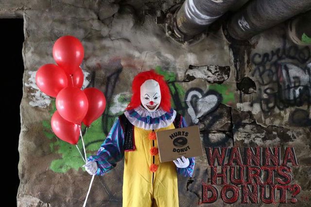 У США моторошні клоуни займаються доставкою їжі - фото 205732