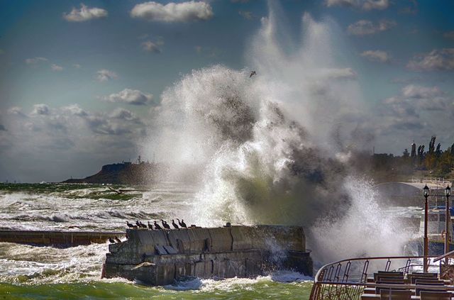 Шторм атакував Одесу: вражаючі кадри - фото 199461