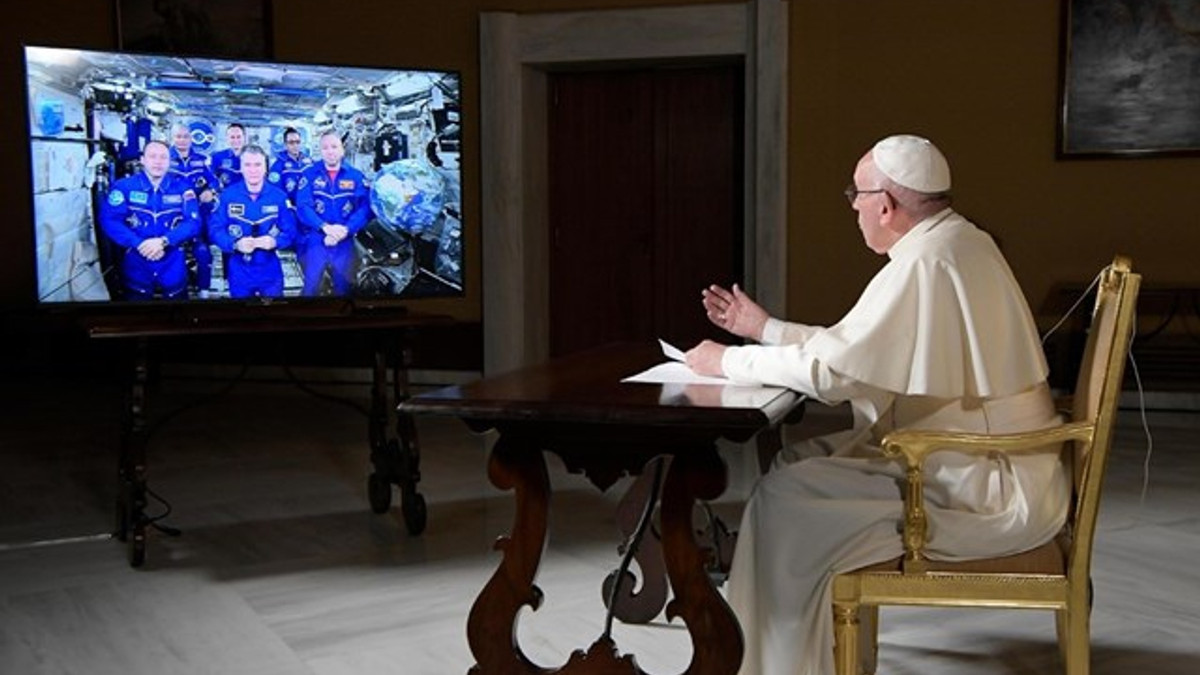 Папа Римський і екіпаж на МКС - фото 1