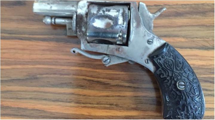 У Києво-Могилянській бібліотеці знайшли замурований у стіну револьвер