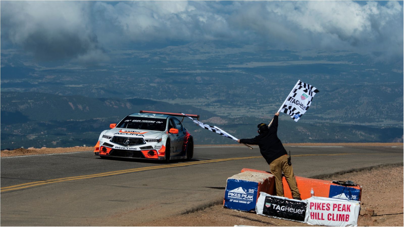Volkswagen опублікував тизери загадкового гоночного боліда