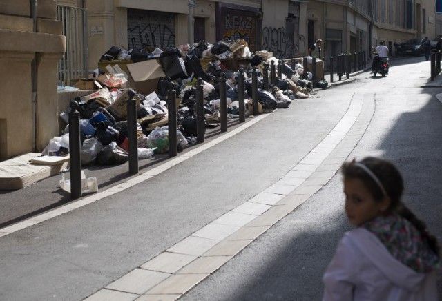 Марсель потонув у смітті через страйк робітників: фотофакт - фото 204638