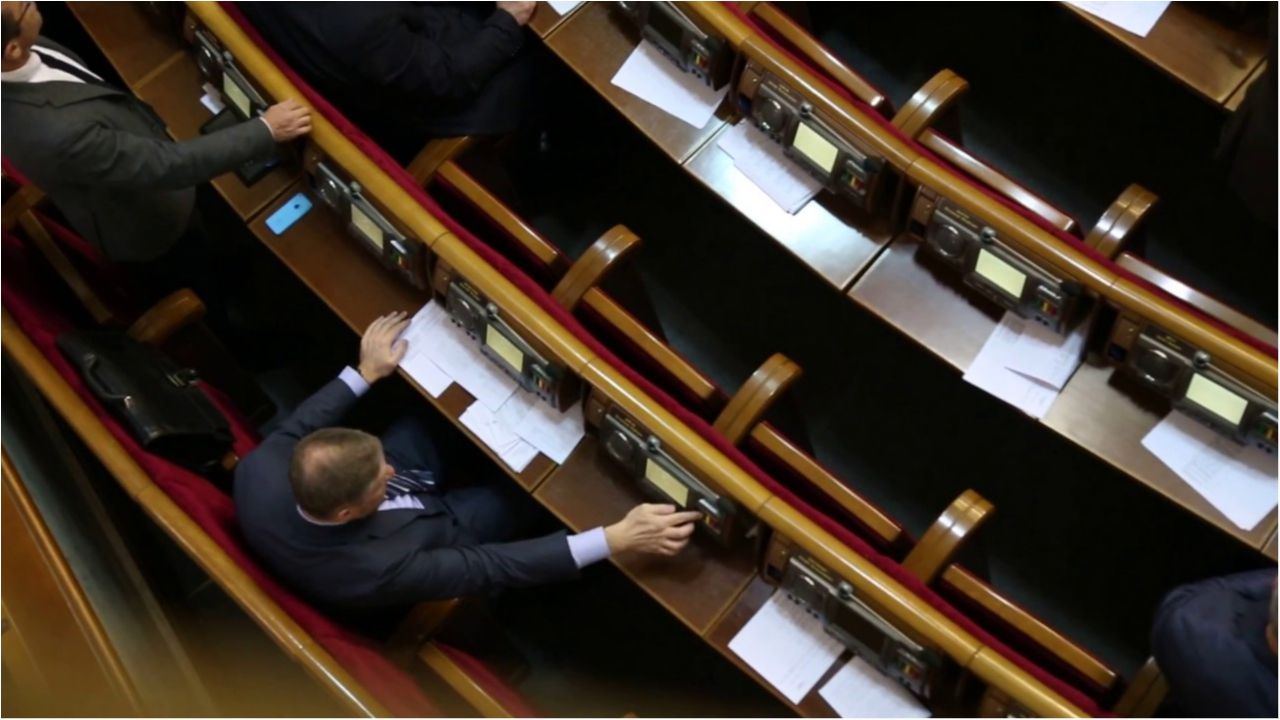 Накнопкодавив: нардеп проголосував 5 разів за один і той самий закон