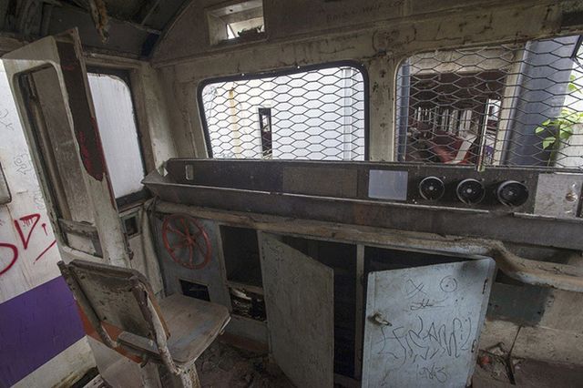 Як виглядає кладовище електричок в Індонезії - фото 203907