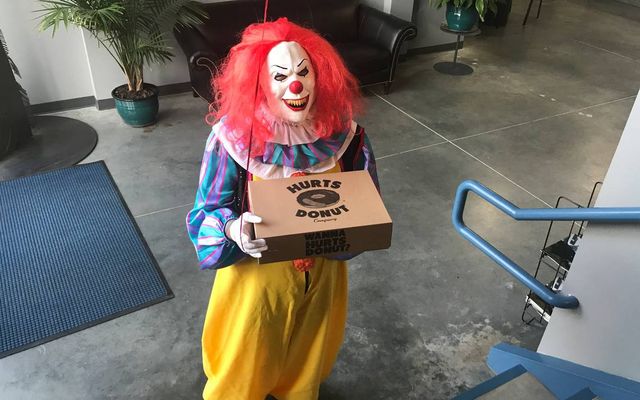 У США моторошні клоуни займаються доставкою їжі - фото 205731