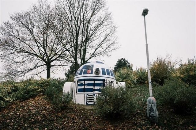 Сучасне мистецтво: бункер у Празі перетворили в робота R2D2 - фото 204769