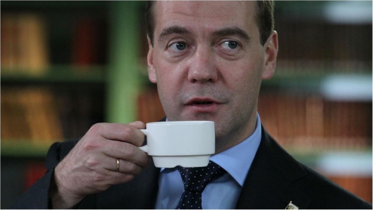 Медведєв застерігає від приходу до влади штучного інтелекту