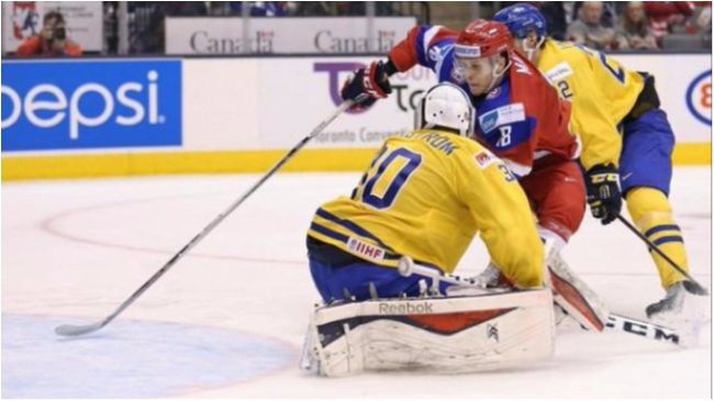 Це шедевр! Хокеїст закинув шайбу з-за воріт суперника